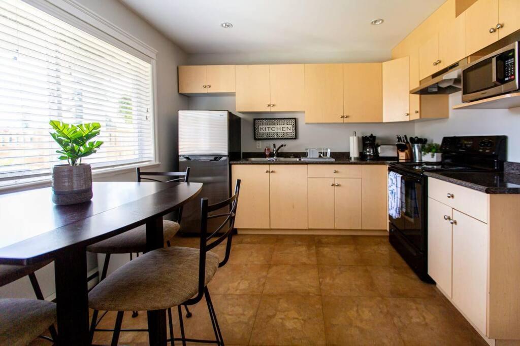 Beautiful & Cozy 1 Bedroom 1 Bath In The Westshore Victoria Dış mekan fotoğraf